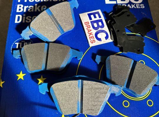 VW Golf 6R Bremscheiben und Beläge für vorne von EBC