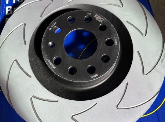 VW Golf 6R Bremscheiben und Beläge für vorne von EBC